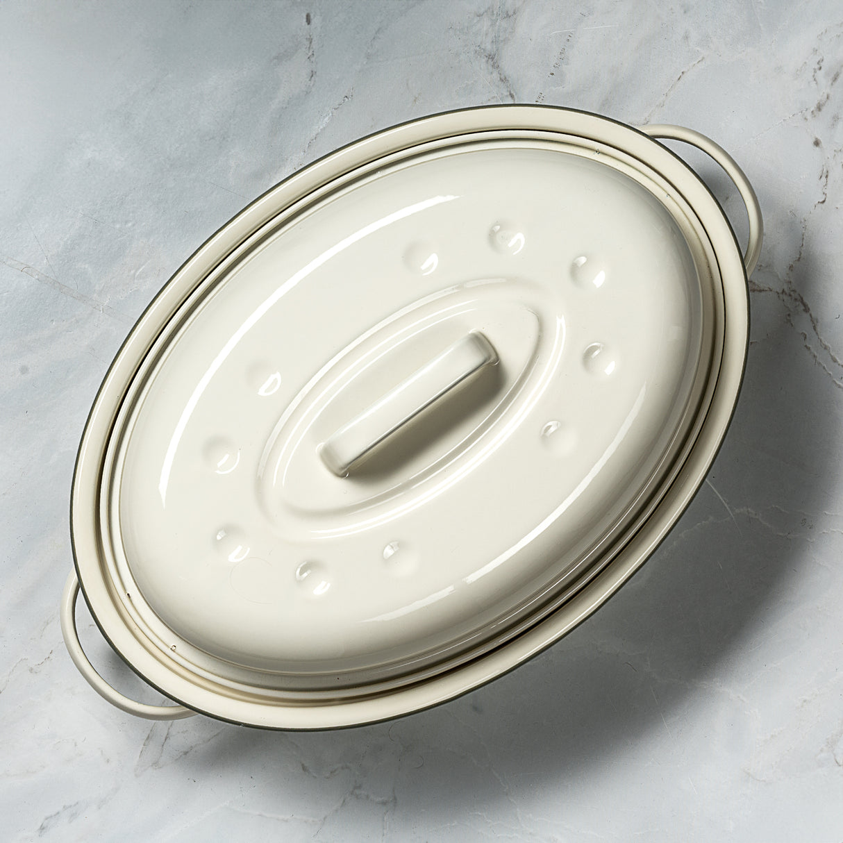 J&L 4L Enamel Oval Roaster with Lid, Sage Green & Cream