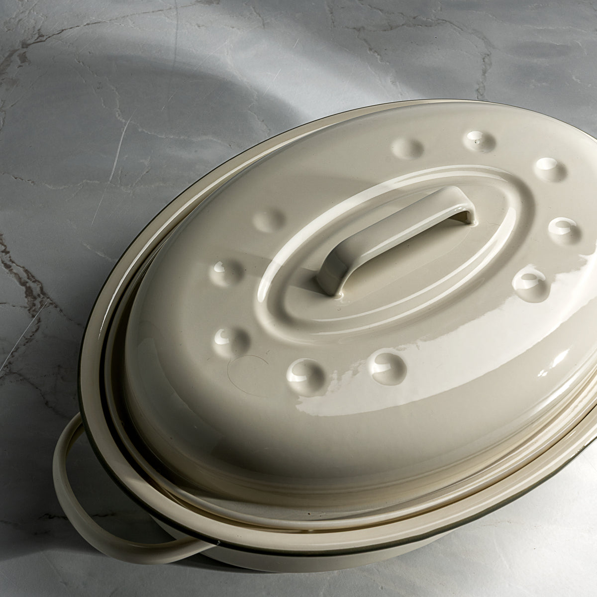 J&L 4L Enamel Oval Roaster with Lid, Sage Green & Cream